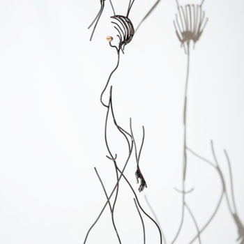 Skulptur mit dem Titel "La Porteuse d'eau" von Yez, Original-Kunstwerk, Metalle