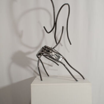 Sculptuur getiteld "Une main sur l'épau…" door Yez, Origineel Kunstwerk, Metalen