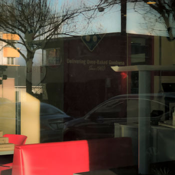 Фотография под названием "Red Chair" - Yasmine Rafii, Подлинное произведение искусства, Цифровая фотография