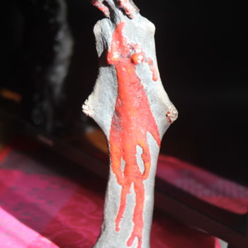 Scultura intitolato "femme en rouge" da Yvette Masson, Opera d'arte originale