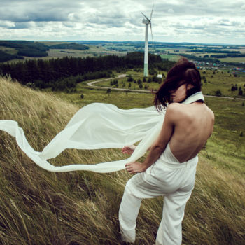 Photographie intitulée "Young woman on the…" par Zaliya Galina, Œuvre d'art originale, Photographie numérique