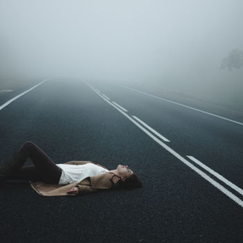 「A girl  lies on the…」というタイトルの写真撮影 Zaliya Galinaによって, オリジナルのアートワーク, デジタル
