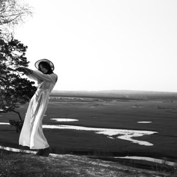 Fotografia intitolato "woman in white dres…" da Zaliya Galina, Opera d'arte originale, Fotografia digitale