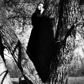 Fotografie mit dem Titel "Woman on tree" von Zaliya Galina, Original-Kunstwerk, Digitale Fotografie