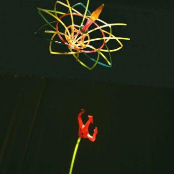 Sculpture intitulée "Fleur récup en susp…" par Zampo, Œuvre d'art originale