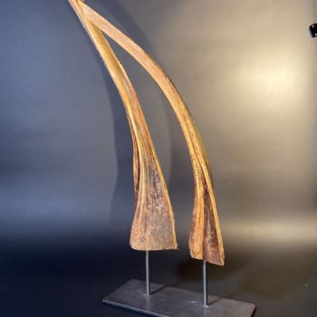 Скульптура под названием "Tribales in love" - Zenzivi Nora Yahiaoui, Подлинное произведение искусства, Дерево