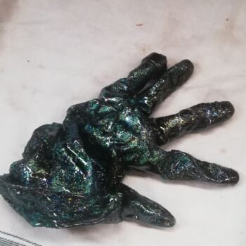 Скульптура под названием "La main dans le sac" - Zenzivi Nora Yahiaoui, Подлинное произведение искусства, Смола