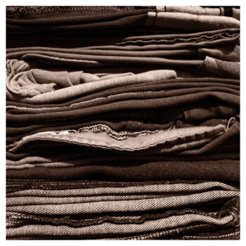 「Stacked Clothes」というタイトルの写真撮影 Zheka Khalétskyによって, オリジナルのアートワーク, 操作されていない写真