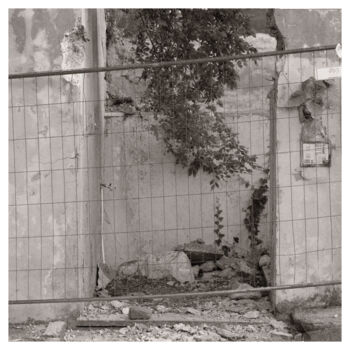 Photographie intitulée "Doorway under Recon…" par Zheka Khalétsky, Œuvre d'art originale, Photographie non manipulée