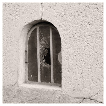 Photographie intitulée "Broken Window" par Zheka Khalétsky, Œuvre d'art originale, Photographie non manipulée