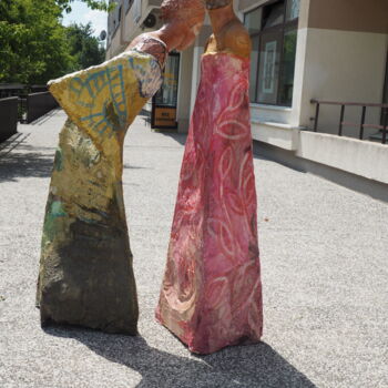 Скульптура под названием "Whispering women" - Zofia Kubicka, Подлинное произведение искусства, Смола