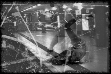 Fotografia intitulada "Danse dans le metro" por A.R. Colman, Obras de arte originais, Fotografia digital