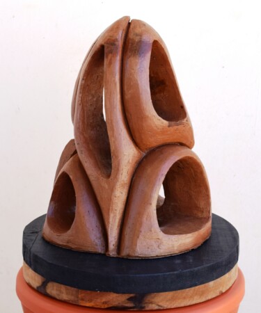 Скульптура под названием "Wave of Hope" - Aarti Gupta Bhadauria, Подлинное произведение искусства, Терракота