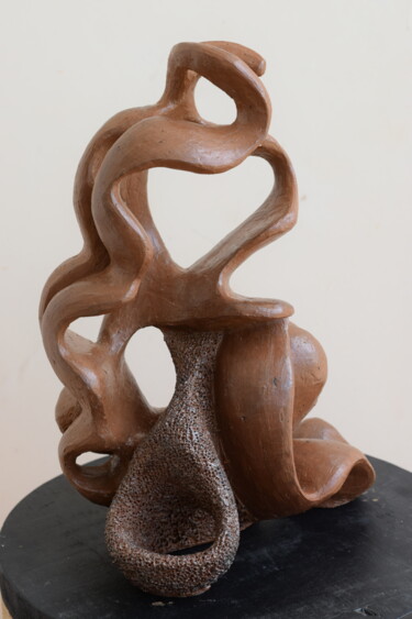 Sculptuur getiteld "Wave of Creativity" door Aarti Gupta Bhadauria, Origineel Kunstwerk, Terra cotta