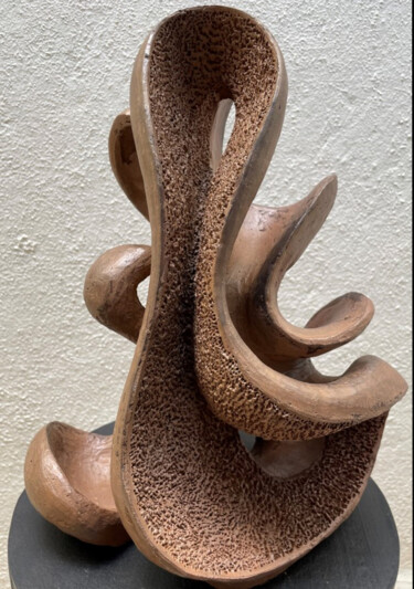 Skulptur mit dem Titel "Wave of Attraction" von Aarti Gupta Bhadauria, Original-Kunstwerk, Terra cotta