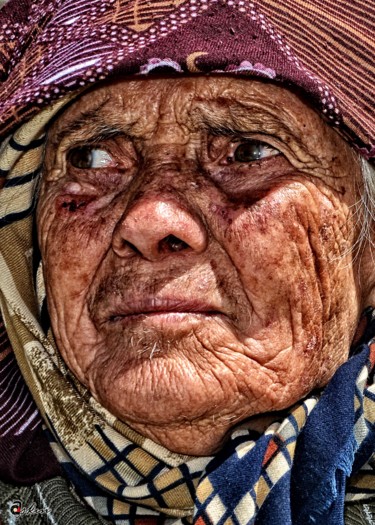 Photographie intitulée "Old woman" par Askin Ayrancioglu, Œuvre d'art originale, Photographie numérique
