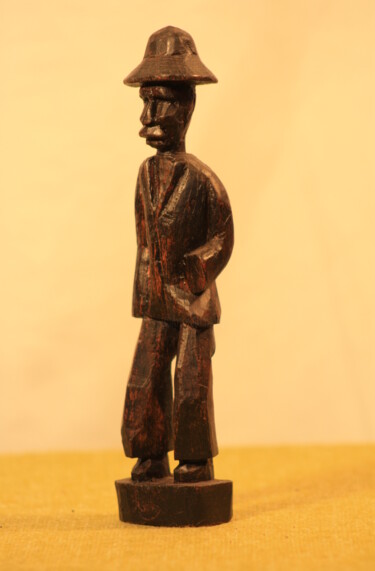 Skulptur mit dem Titel "Le Colon" von Abdellouahab Selka, Original-Kunstwerk, Holz