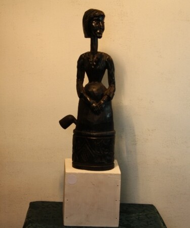 Skulptur mit dem Titel "La fumeuse" von Abdellouahab Selka, Original-Kunstwerk, Holz