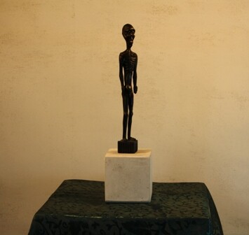 Skulptur mit dem Titel "Le vieillard" von Abdellouahab Selka, Original-Kunstwerk, Holz