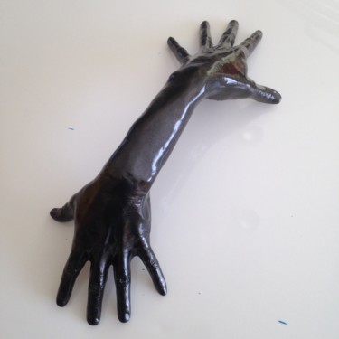 Скульптура под названием "Le mani 2. The hand…" - Achille Chiarello, Подлинное произведение искусства, Пластмасса