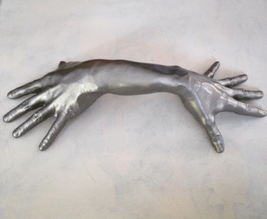 Scultura intitolato "Le mani 1. The hand…" da Achille Chiarello, Opera d'arte originale, Resina