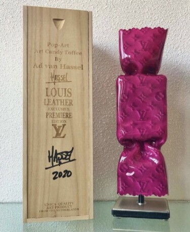 Escultura titulada "Louis Leather" por Ad Van Hassel, Obra de arte original, Plástico