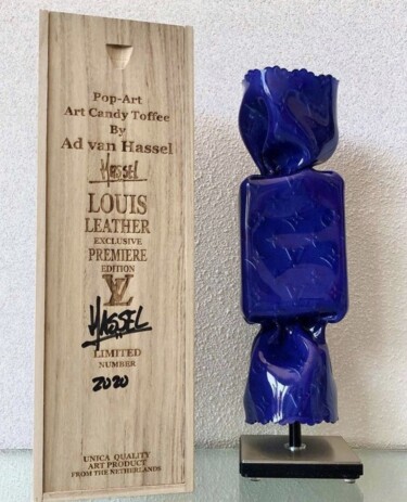 Sculpture intitulée "Louis Leather - blu" par Ad Van Hassel, Œuvre d'art originale, Plastique