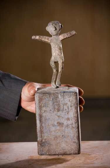 Skulptur mit dem Titel "Christus I" von Adrian Uncrut, Original-Kunstwerk, Bronze
