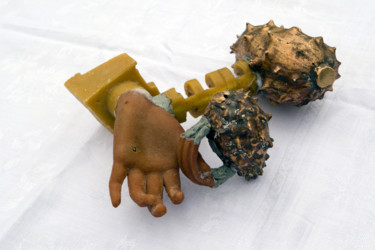 Skulptur mit dem Titel "comingsoon" von Adrian Uncrut, Original-Kunstwerk, Bronze
