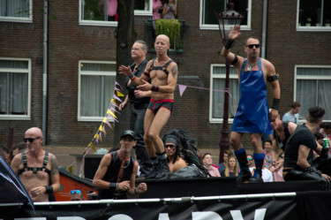 Fotografie getiteld "Pride Amsterdam #4" door Henk Adriani, Origineel Kunstwerk, Digitale fotografie