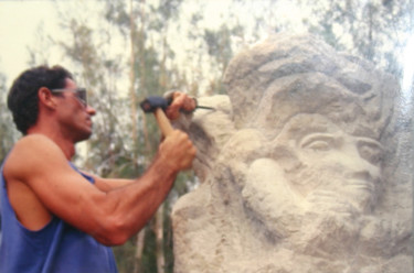Escultura intitulada "carving-maian-detai…" por Adriano Ferraz, Obras de arte originais, Pedra