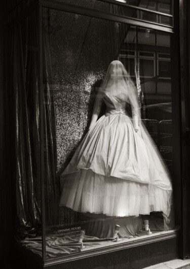 Photographie intitulée "Robe de mariée, noi…" par Agnès M, Œuvre d'art originale