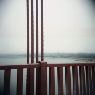 Photographie intitulée "Goldengate holga" par Agnès M, Œuvre d'art originale