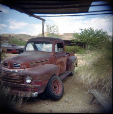 Fotografie mit dem Titel "Route 66 - Old Car" von Agnès M, Original-Kunstwerk