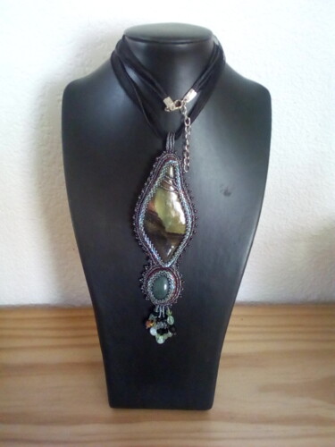 Collier pendentif brodé Zen Rizaï ou la falaise verte Design intitulée "Collier pendentif b…" par Agnesmdesigns, Œuvre d'art originale, Bijoux
