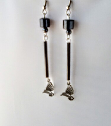 Boucles d'oreilles en acier colibri,perles hématites noires Design intitulée "Boucles d'oreilles…" par Agnesmdesigns, Œuvre d'art originale, Bijoux
