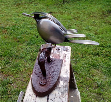 Скульптура под названием "Oiseau couvert" - Agostinho Dacunha, Подлинное произведение искусства, Металлы