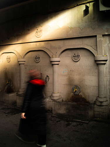 Fotografie getiteld "woman with red scarf" door Ahmet Reha Demir, Origineel Kunstwerk, Niet gemanipuleerde fotografie