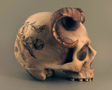 Sculpture titled "Horned skull with f…" by Ksenia Makeeva, Original Artwork, Plastic