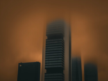 Fotografía titulada "City under fog" por Aitor.Maria, Obra de arte original, Fotografía digital