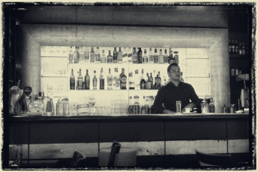 Photographie intitulée "Le bar du Carré (3)" par Michel Akli, Œuvre d'art originale, Photographie non manipulée