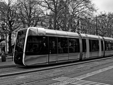 Photographie intitulée "Le Tram place Jean…" par Michel Akli, Œuvre d'art originale, Photographie numérique