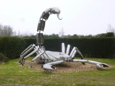 Sculptuur getiteld "Le scorpion" door Alain Baye, Origineel Kunstwerk, Roestvrij Staal