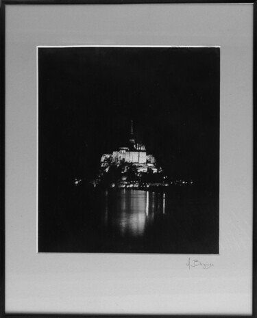 Fotografie getiteld "Mont St Michel" door Alain Beziers, Origineel Kunstwerk, Film fotografie Gemonteerd op Karton