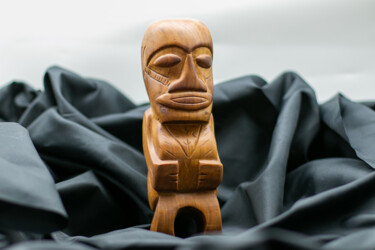 Skulptur mit dem Titel "PETIT TIKI" von Alain Polydor, Original-Kunstwerk, Holz
