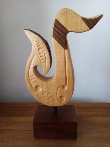 Skulptur mit dem Titel "HEI MATAU" von Alain Polydor, Original-Kunstwerk, Holz