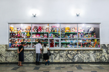 Photographie intitulée "Toys store" par Alban Luherne, Œuvre d'art originale, Photographie non manipulée