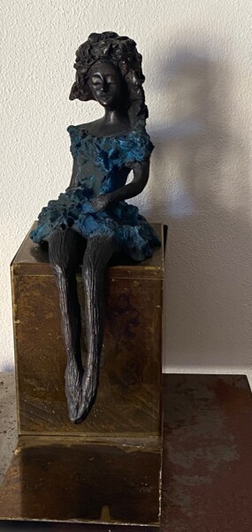 Sculpture titled "Seduta in attesa di…" by Albertini, Original Artwork, Bronze