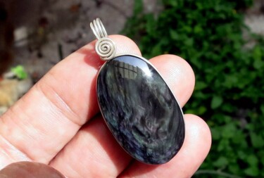 Design mit dem Titel "Obsidian pendant Ve…" von Alberto Thirion, Original-Kunstwerk, Schmuck