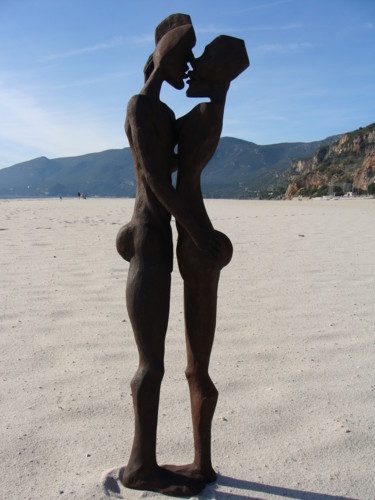 Skulptur mit dem Titel "Amor na praia" von Alberto Kissola, Original-Kunstwerk